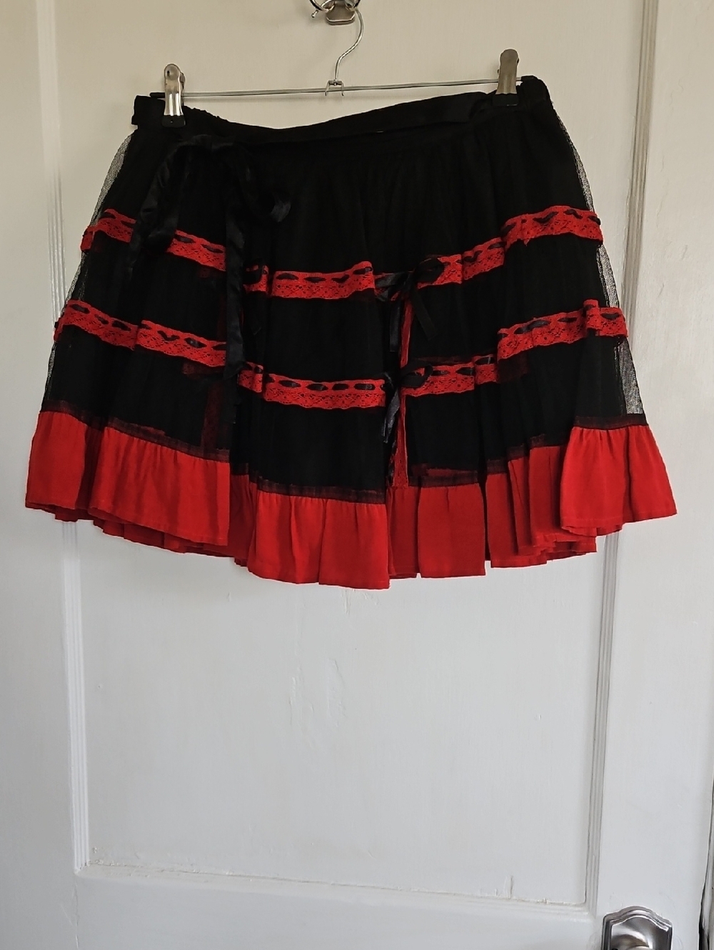 Black & Red Tiered Lace-Trim Mini Skirt